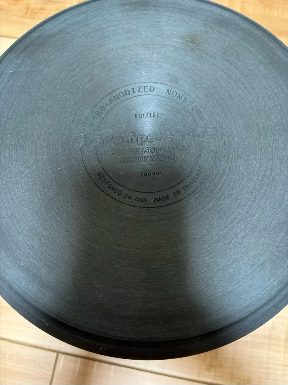The Pampered Chef Nonstick Stockpot with Glass Lid - Black